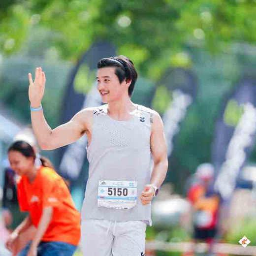 Khao Yai 100: arms up on the trail